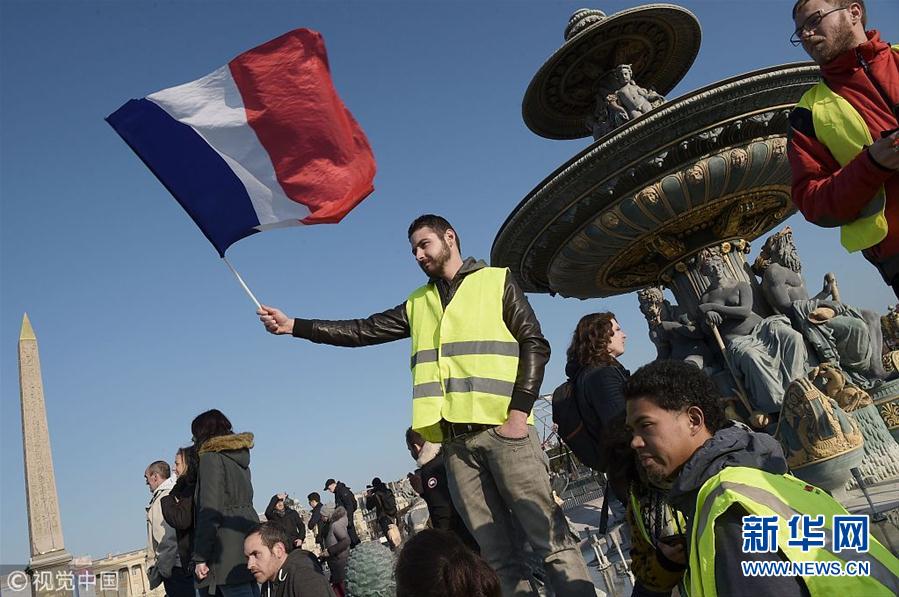 法国司机身穿黄马甲示威 抗议油价上涨