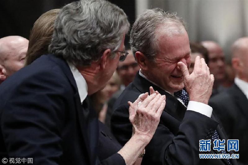 美前总统小布什在父亲葬礼上致悼词情绪激动几度哽咽