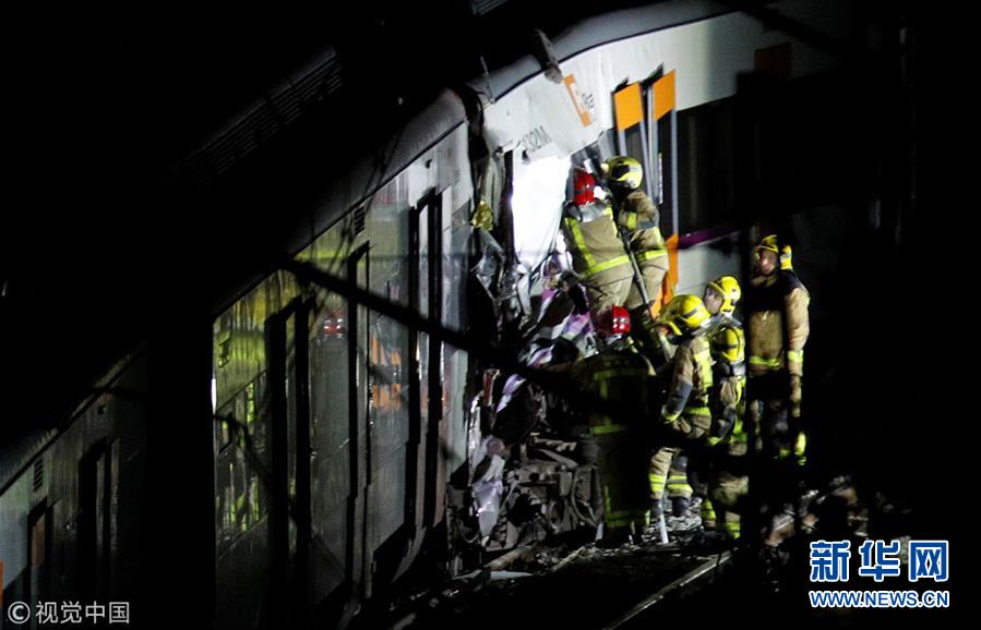西班牙发生火车相撞事故 致至少1死95伤