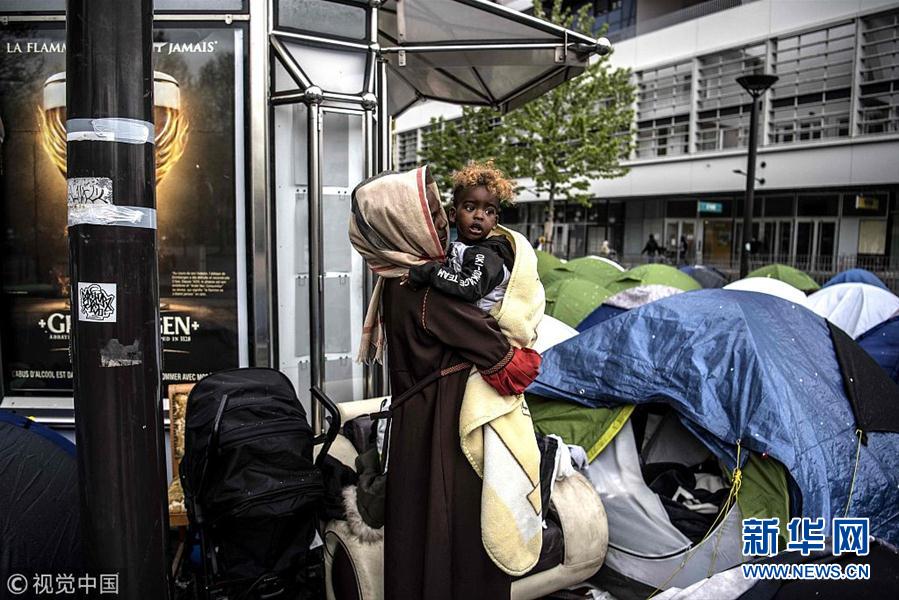 实拍法国难民生存现状 成群搭帐篷蜗居街头