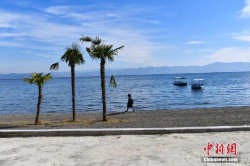 云南玉溪抚仙湖资料图。<a target='_blank' data-cke-saved-href='http://www.chinanews.com/' href='http://www.chinanews.com/'>中新社</a>记者 任东 摄 点击进入下一页