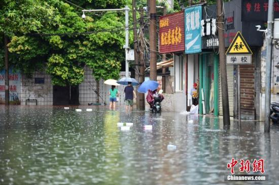 广西柳州遭暴雨袭城,多路段积水严重。王以照 摄 点击进入下一页