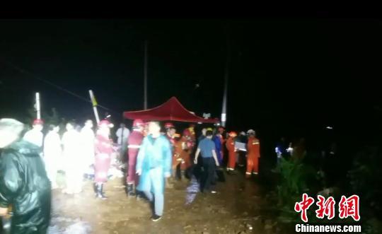 图为救援现场。钟欣 摄 点击进入下一页