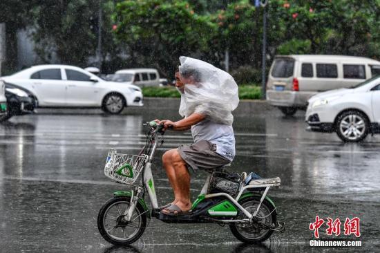 资料图:民众雨中出行。<a target='_blank' data-cke-saved-href='http://www.chinanews.com/' href='http://www.chinanews.com/'>中新社</a>记者 陈骥旻 摄 点击进入下一页