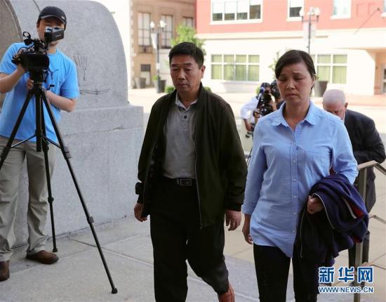 7月18日,在美国伊利诺伊州皮奥里亚,章莹颖家人抵达联邦法院。当日,美国伊利诺伊州中部地区联邦法院法官詹姆斯·沙迪德宣布,2017年绑架和谋杀中国访问学者章莹颖的布伦特·克里斯滕森被判处终身监禁且不得假释。新华社记者 汪平 摄 图片来源:新华网 点击进入下一页