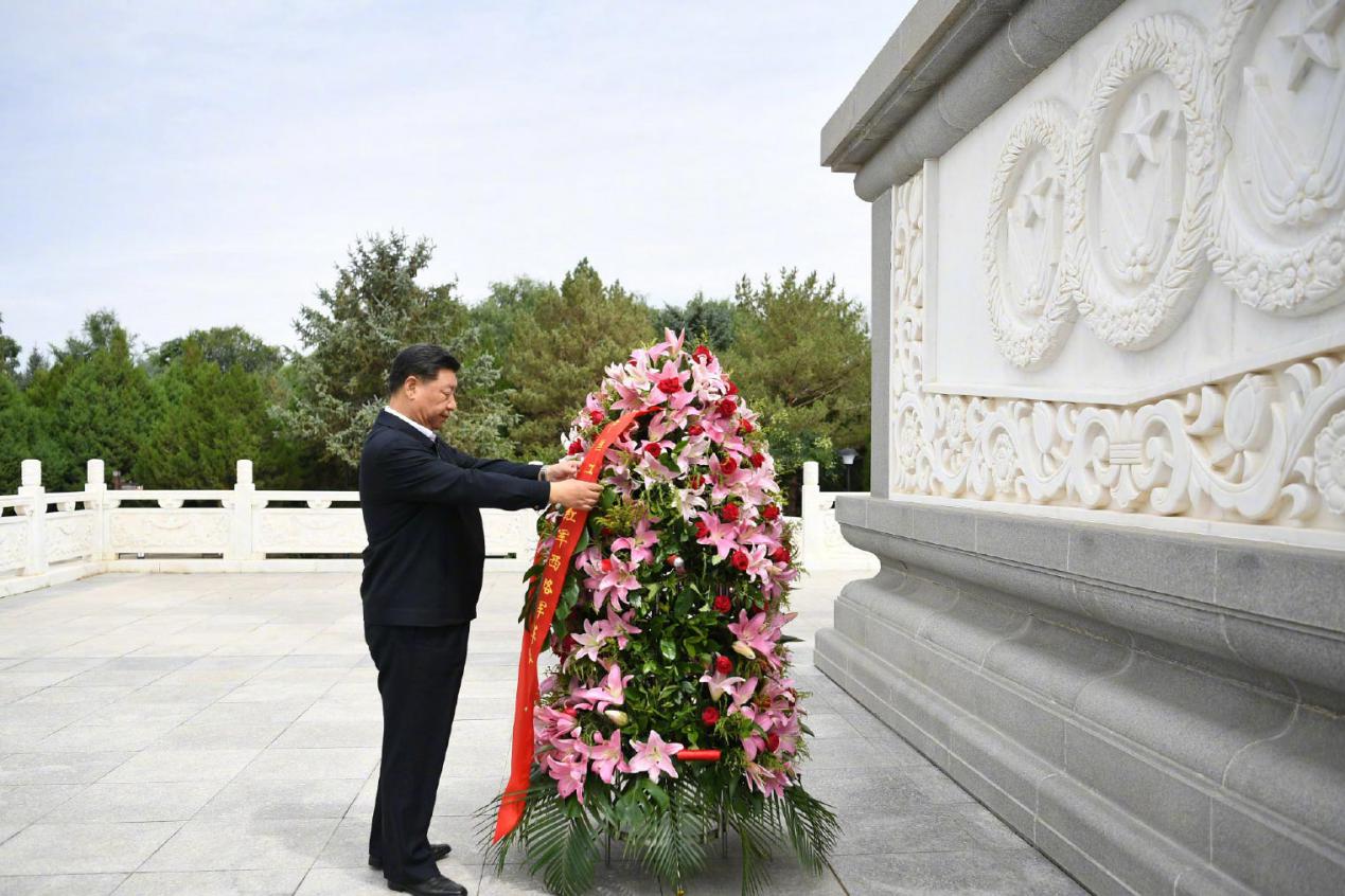 2019年8月20日,习近平来到甘肃省张掖市高台县,瞻仰中国工农红军西路军纪念碑,向革命先烈敬献花篮。