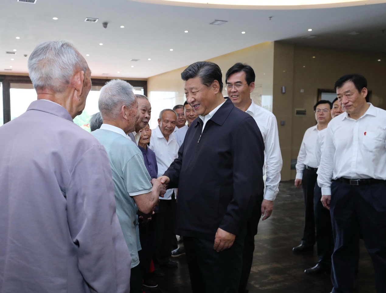 2019年5月20日,习近平在赣州市于都县中央红军长征出发纪念馆会见于都县的红军后代、革命烈士家属代表。