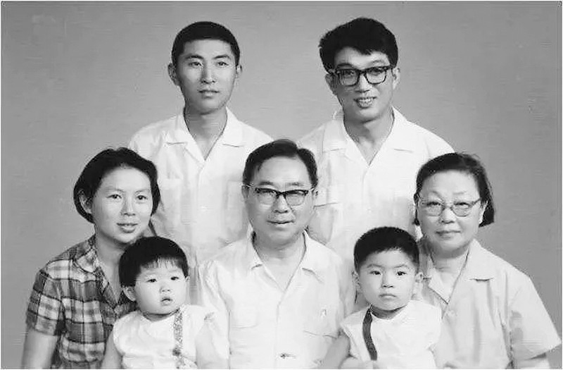 第一排两个小孩分别是高晓松(右)和妹妹,第二排从左至右是张克群,张维