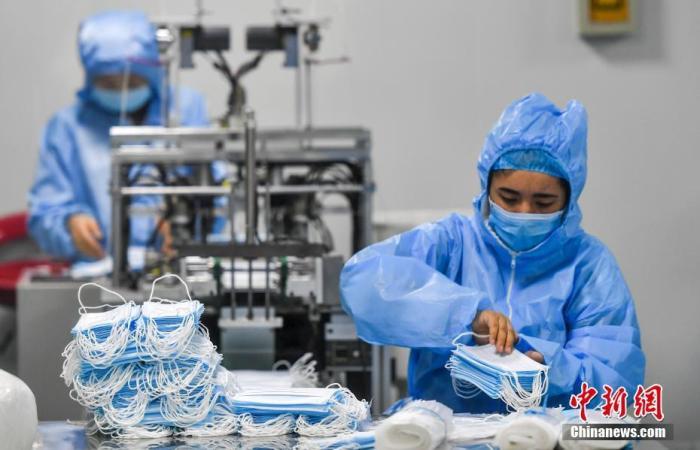 资料图:工人赶制医用口罩。<a target='_blank' data-cke-saved-href='http://www.chinanews.com/' href='http://www.chinanews.com/'>中新社</a>记者 刘新 摄 点击进入下一页