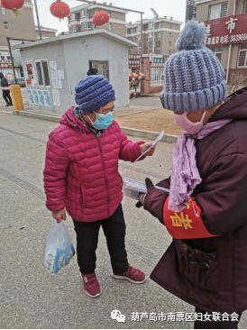 宣传防控知识,同时还巡查劝阻小区内扎堆和不戴口罩的人员,有时还