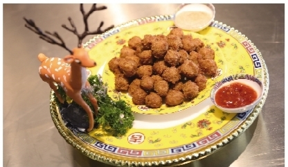 刘敬贤在直播中现场制作辽菜代表菜品.