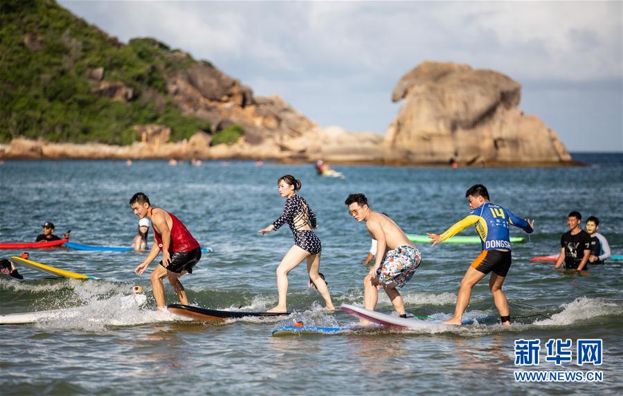 (体育)(2)全民健身——海上冲浪 乐享假期