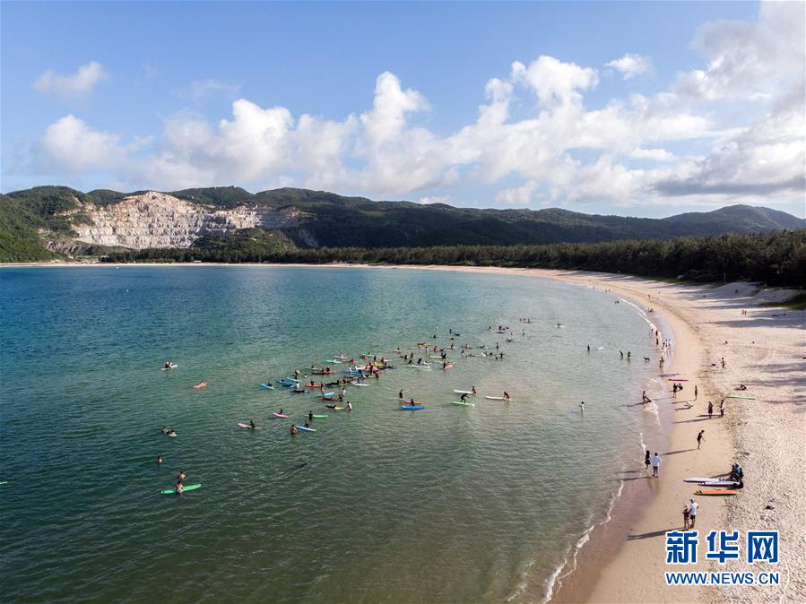 (体育)(1)全民健身——海上冲浪 乐享假期