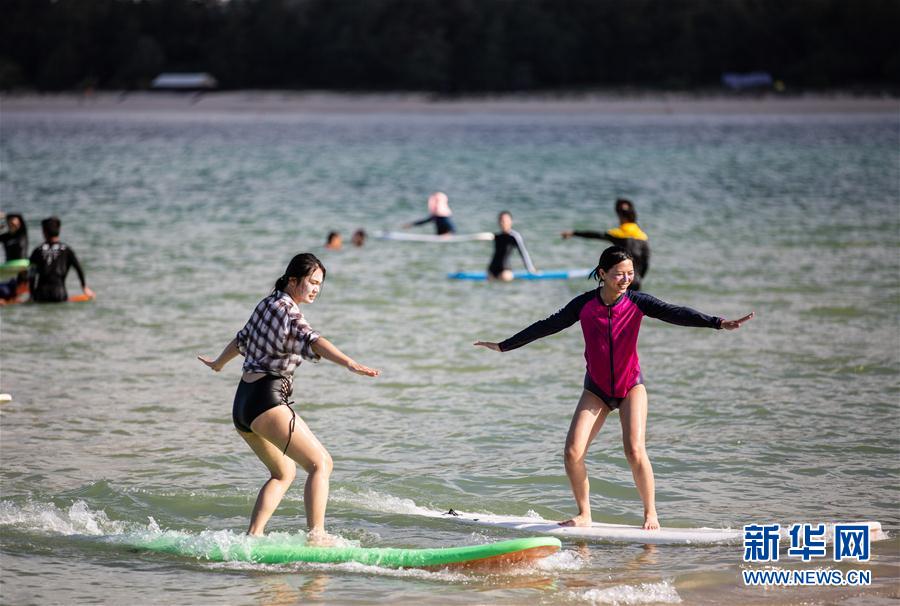 (体育)(4)全民健身——海上冲浪 乐享假期