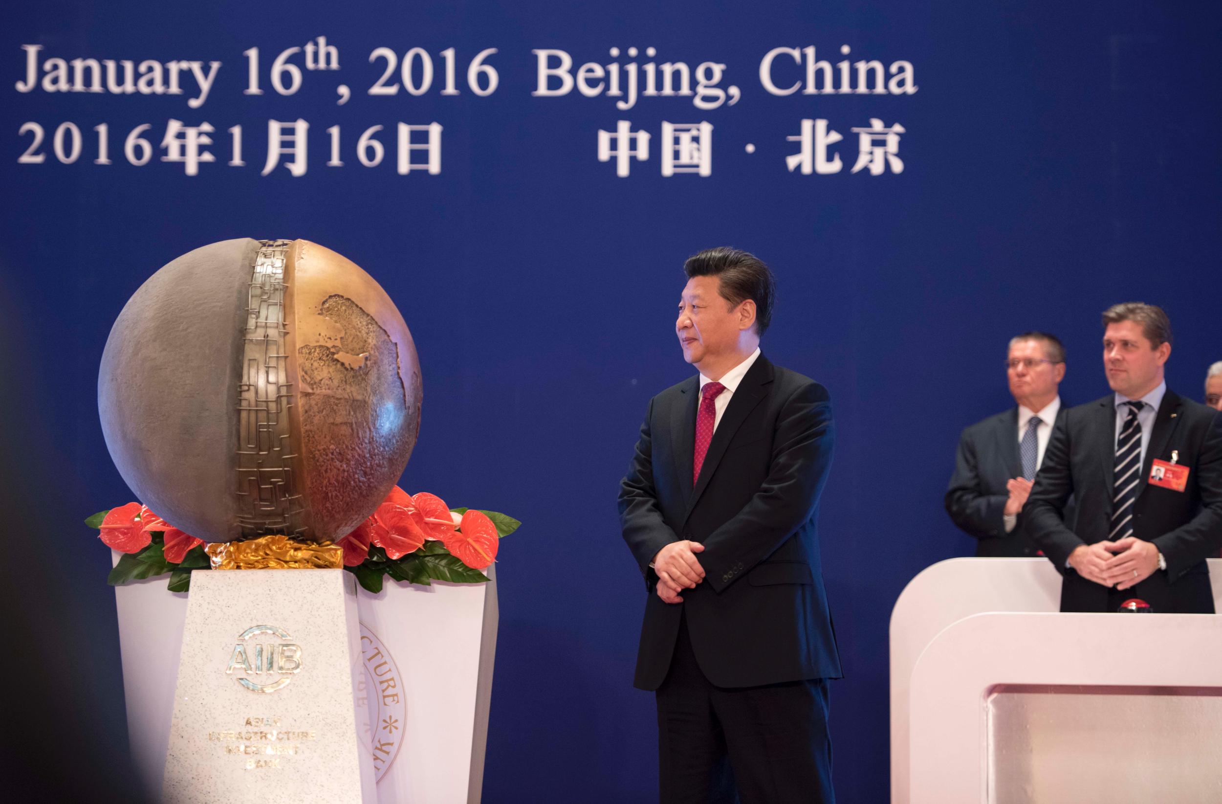2016年1月16日,亚洲基础设施投资银行开业仪式在北京举行。习近平主席出席开业仪式并致辞。这是习近平为亚投行标志物“点石成金”揭幕。