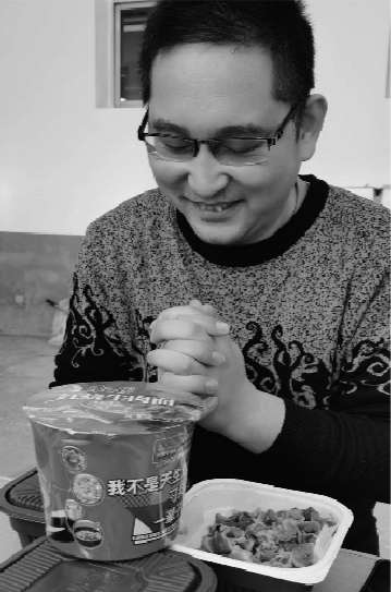 盒饭方便面当蛋糕 许下特别生日心愿"希望疫情早日过去和家人团聚"