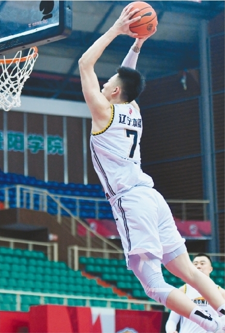 辽宁男篮球员张镇麟(上)在比赛中扣篮.