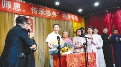 杨振华携弟子再现沈阳相声经典