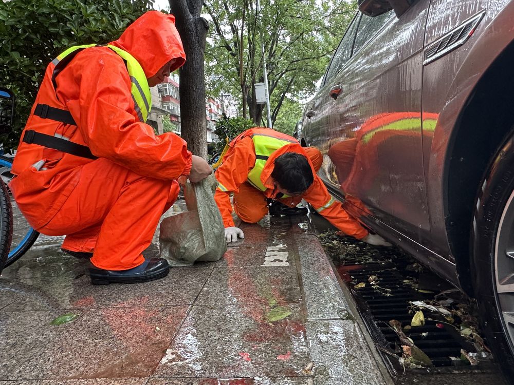 暴雨中，他们坚守在一线——京津冀防汛现场见闻