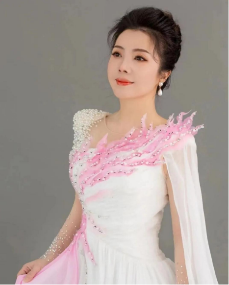 女高音:高子童高子童,吉林省交响乐团首席女高音,国家一级演员,中国